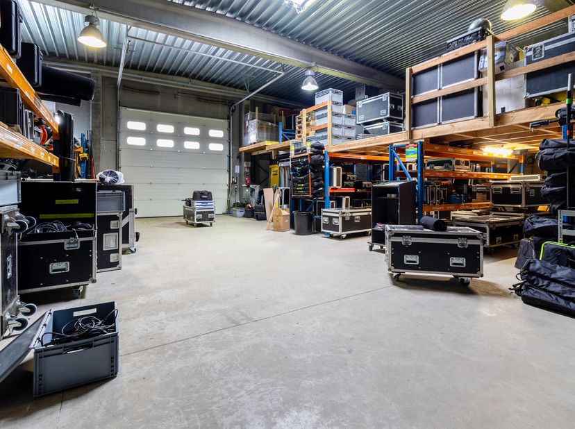 À deux pas de l&#039;E411 et de toutes les commodités, cet espace de stockage/atelier de 200m² et 75m2 de bureaux se trouve dans un bâtiment récent offrant