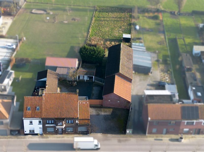 RUIME HANDELSWONING MET LOODS EN STAL OP 2.013 M²&lt;br /&gt;
Ben je op zoek naar een ruime woning met voldoende bijgebouwen en weide? Dan is dit je kans!&lt;b