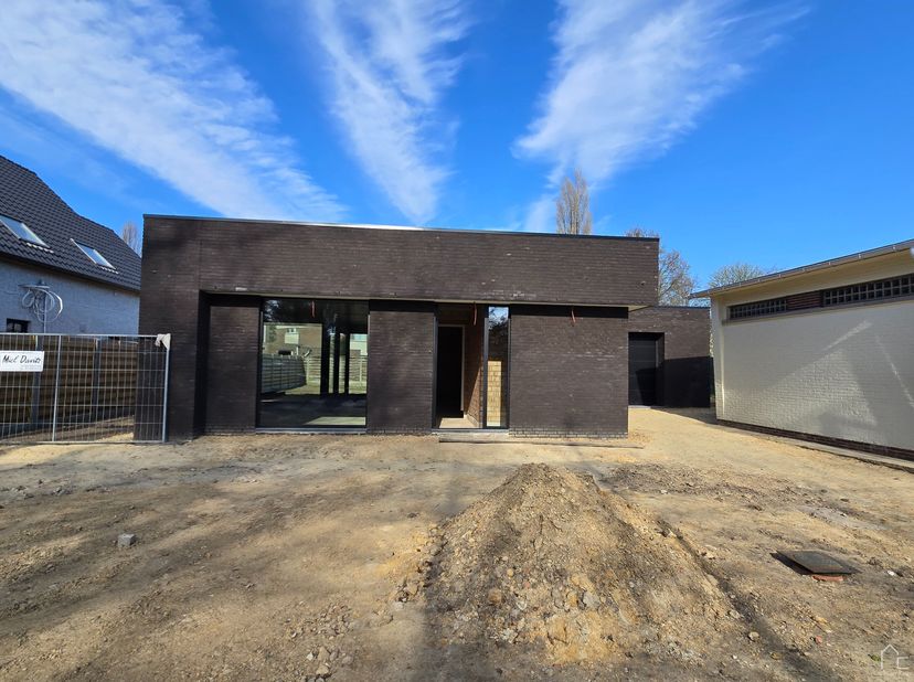 Deze gelijkvloerse woning die reeds wind- en waterdicht werd afgewerkt bevindt zich op een perceel van 618m². De woning is voorzien van twee slaapkame