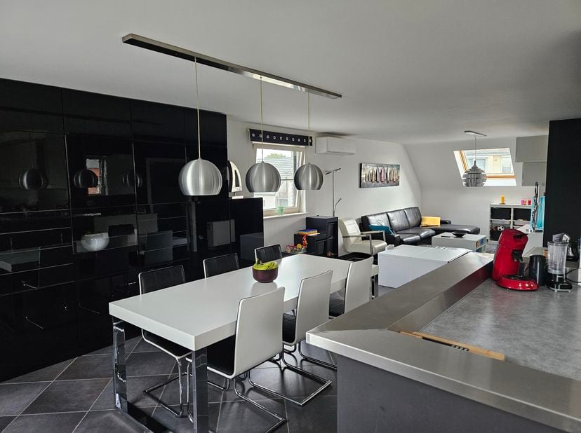 Dit instapklare appartement heeft een erg gunstige ligging. Van hieruit sta je snel in Hasselt, Lummen of Diest. De snelwegen E314/E313, scholen, wink