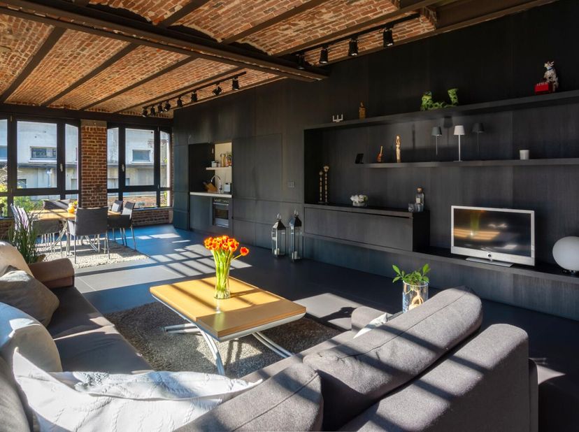 Situé en plein centre de Bruxelles, à seulement cinq minutes à pied de la Grand-Place, ce loft unique bénéficie dun emplacement exceptionnel. La proxi