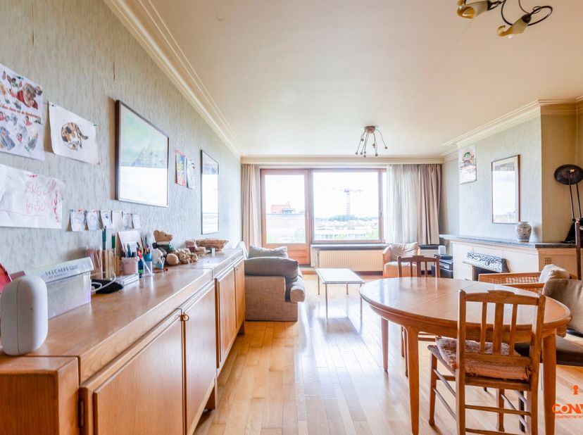 Dit appartement is centraal gelegen vlakbij het Zuid, waarbij u vanop het 6e verdiep een open uitzicht hebt over het water. Dankzij het openbaar vervo