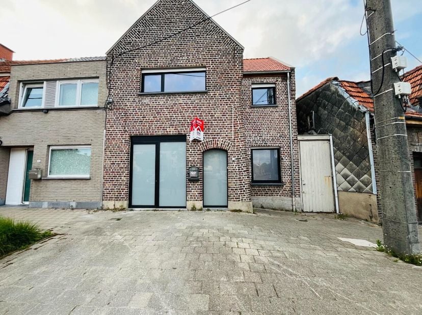 Karaktervolle stadswoning met 3 slaapkamers en diepe tuin in RoeselareDeze karaktervolle woning, gelegen in de stadskern van Roeselare, biedt veel rui