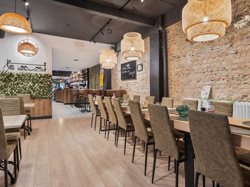 Exclusieve Italiaanse horecazaak op het gekende Van Bunnenplein (verbindingsplein tussen Lippenslaan en Zeedijk) te Knokke. De overname omhelst de goo