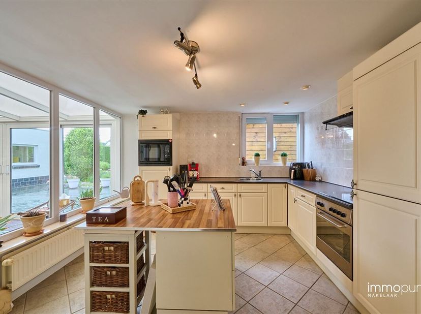 Instapklare woning met 3 slaapkamers, grote garage en mogelijkheid tot beroep aan huis. De woning is gelegen langs de verbindingsweg Nederland - Kauli