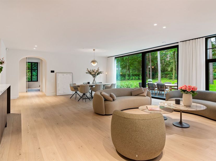Dit stijlvolle villa-appartement op het gelijkvloers van de prestigieuze residentie Groenhof, gelegen op de Heide in Waasmunster, combineert modern co
