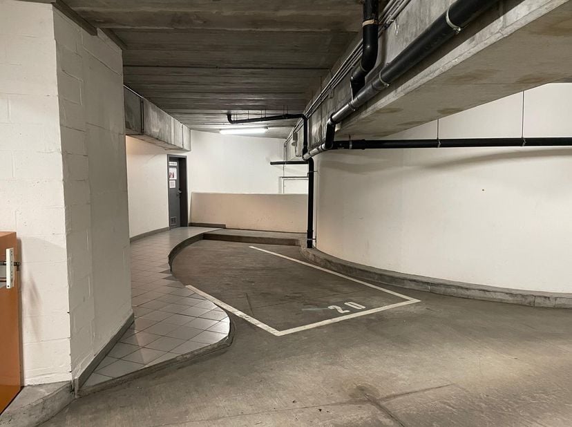 Te koop: parkeerplaats in hartje Brussel gelegen aan Rue Keyenveld 6. Deze goed bereikbare parkeerplek biedt een uitstekende oplossing voor wie dageli