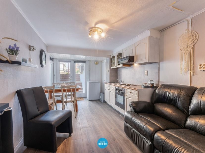Dit appartement met één slaapkamer bevindt zich op de benedenverdieping van een kleinschalige residentie zonder lift, wat resulteert in bijzonder lage