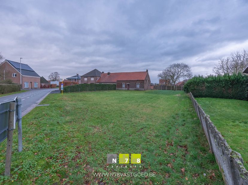 PERCEEL BOUWGROND OP CA 9A50CA TE MOLENBEERSEL.&lt;br /&gt;
TROEVEN&lt;br /&gt;
- Na afbraak van het gebouw (met kadastrale aard &quot;bergplaats) zijn mogelijks 2 bou