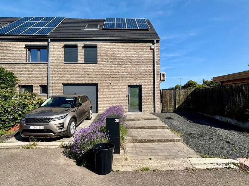 Cette maison familiale, prête à emménager (construite en 2018), est située dans un quartier résidentiel calme d&#039;Asse. Profitez du calme et de la tranq