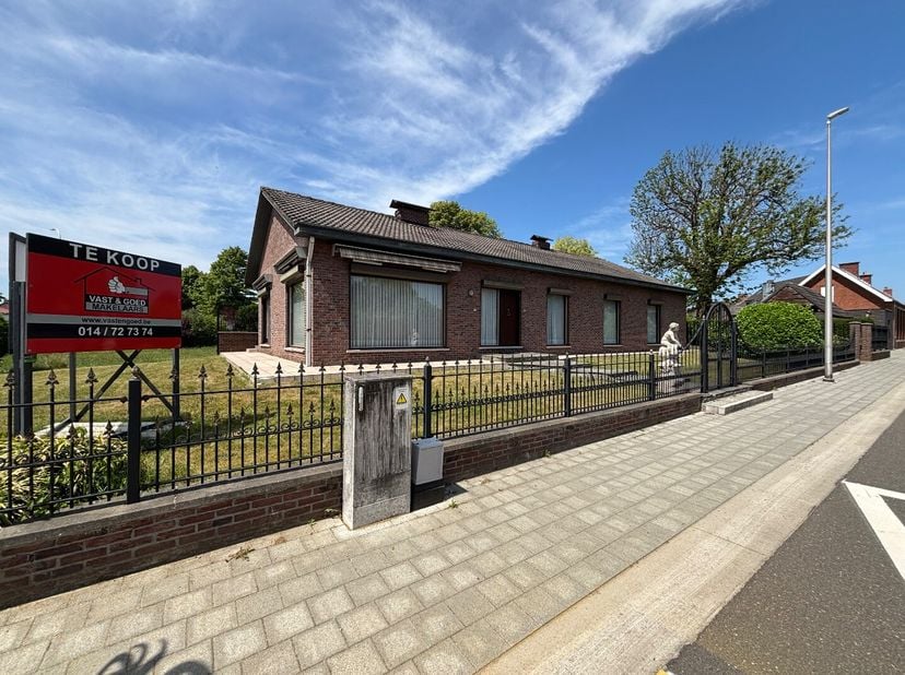 Gelegen in de Pastoor Aertsstraat, in het centrum van Heppen, bevindt zich deze ruime te renoveren gezinswoning. Met winkels, openbaar vervoer, schole