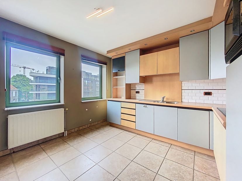 Cet appartement de 3 chambres prêt à emménager allie espace, confort et un emplacement idéal à proximité du centre d&#039;Aalter. Situé à quelques pas du m