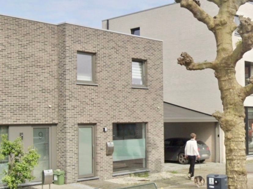 Op het Broedersplein tussen de Zuidmoerstraat en de Zandstraat, vinden we deze unieke woning. &lt;br /&gt;
&lt;br /&gt;
De woning is zeer energiezuinig en is ook