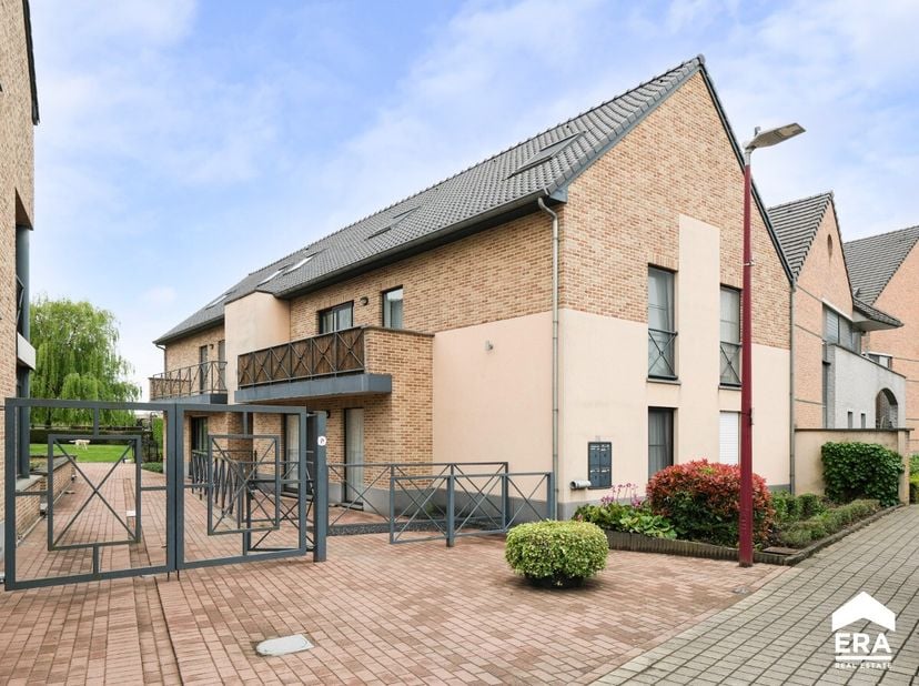 Verrassend ruim duplexappartement met 2 slaapkamers, ruime badkamer en terras in het centrum van Schulen. Voor meer informatie ga naar https://www.era