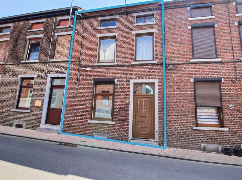 L&#039;agence Home Expert Immo vous propose cette maison 2 façades à rafraîchir située à Roux, dans un quartier calme et proche de toutes les commodités. E
