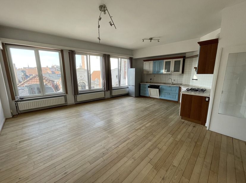 STADSCENTRUM, Tussen de Grote Markt en Manneken Pis vindt u dit lichte appartement van 83 m2 op de 4e verdieping van een Art Deco gebouw uit 1933. Het
