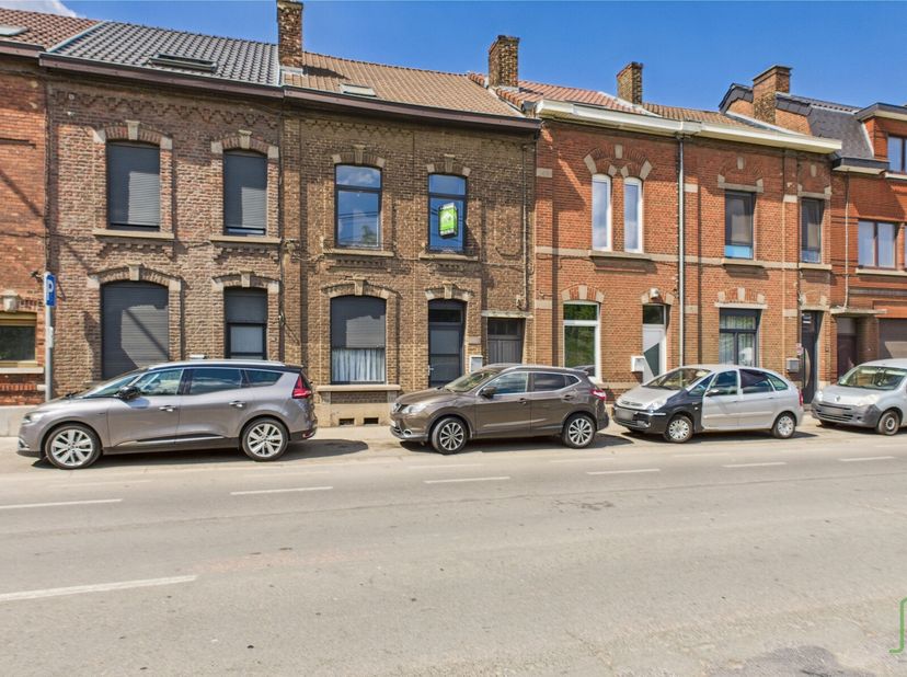 Offre àpd 169.000euro. AD HOME vous propose cette maison unifamiliale à rafraichir, idéalement située à Châtelet, à proximité immédiate de toutes les