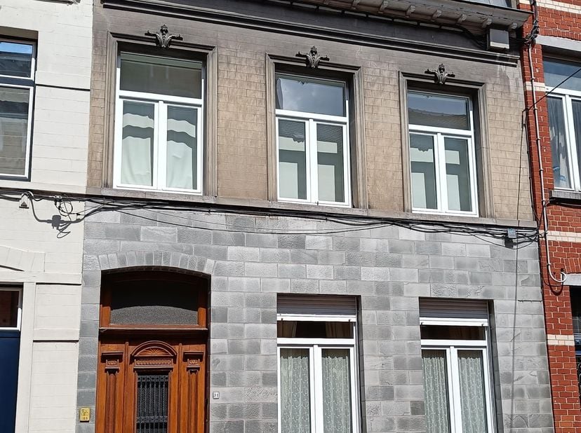 Stijlvolle gerenoveerde burgerwoning met terras, overkapping met dakpannen, vijver en tuin op 318 m2.&lt;br /&gt;
De ruime zolder met nieuw pannendak en 15
