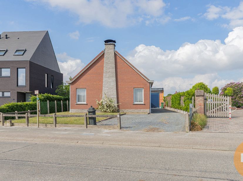 WANZELE - Deze goed onderhouden, te renoveren open bebouwing (bungalow met zolderverdieping) is uitstekend gelegen in een rustige en landelijke omgevi