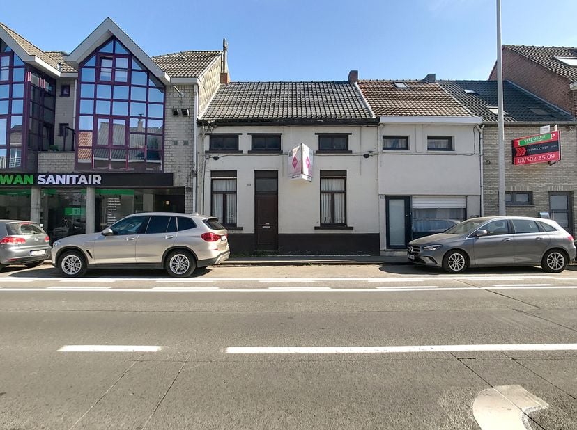 Deze te renoveren woning wordt te koop aangeboden in de Albert Panisstraat dichtbij het centrum van Beveren.&lt;br /&gt;
Het huis is zeer goed bereikbaar me