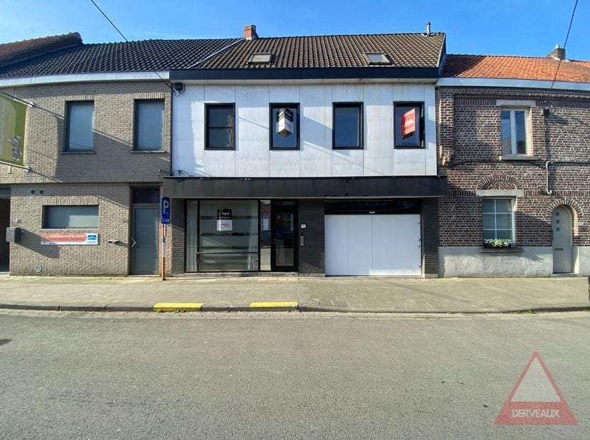 Deze aangename en goed onderhouden woning biedt een mooie combinatie van wonen en werken, met een handelsruimte aan de voorzijde en een aparte toegang