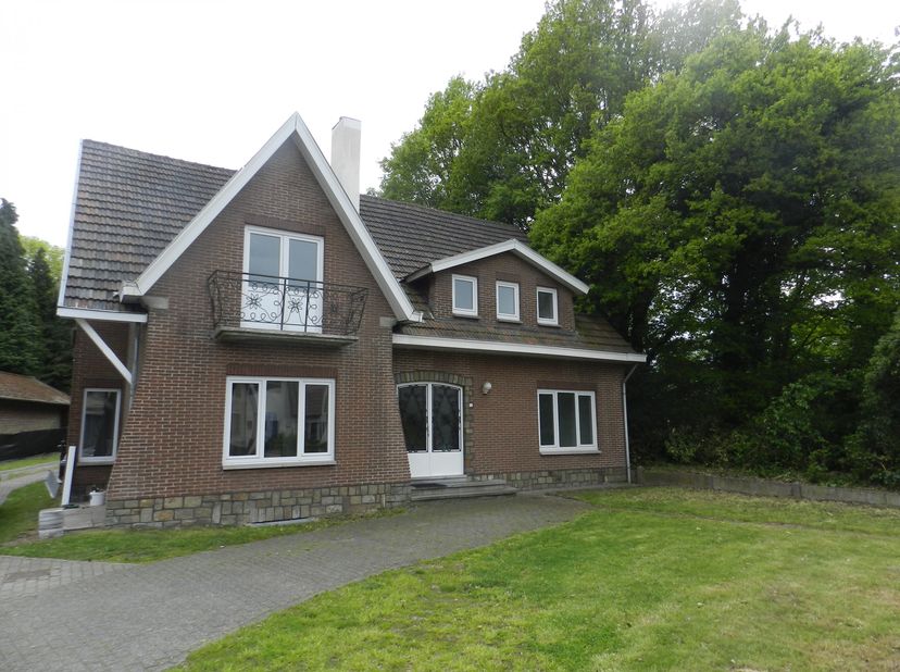 Grote woning bestaande uit dubbele living , grote hal , keuken , grote wasplaats en aparte kamer die kan dienen als bureau&lt;br /&gt;
De bovenverdieping he