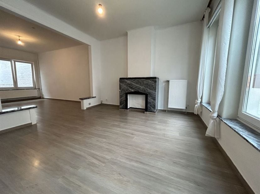 Bonne maison d&#039;habitation de +/- 185 m² avec 3 chambres, garage, cour et terrasse, idéalement située à Tournai, à 50 mètres de la Grand Place.&lt;br /&gt;
L