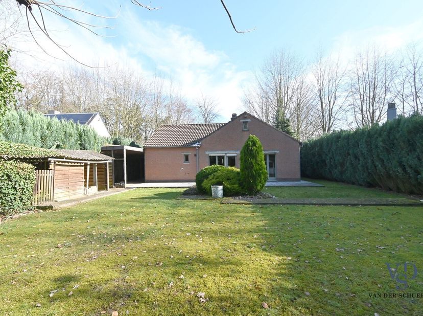 Deze ruime, praktische woning situeert zich in de groene Warande-wijk te Gavere.&lt;br /&gt;
De woning is voorzien van een aangename inkomhal, ruime leefrui