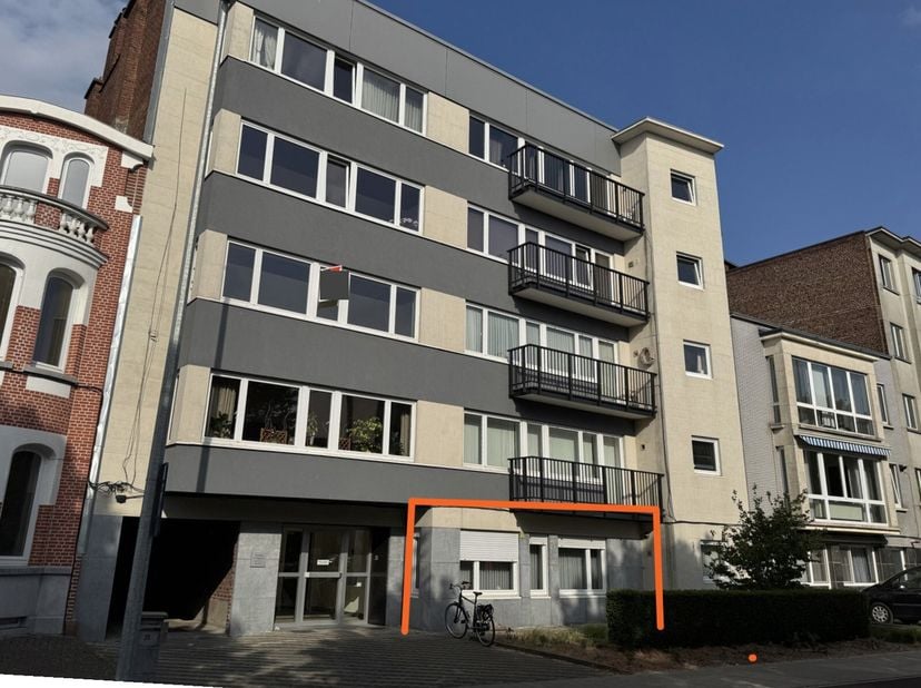Dit zeer ruim appartement is gelegen op het gelijkvloers. Via de riante inkomhal bereikt men de ruime leefruimte met toegang tot de keuken . In de keu