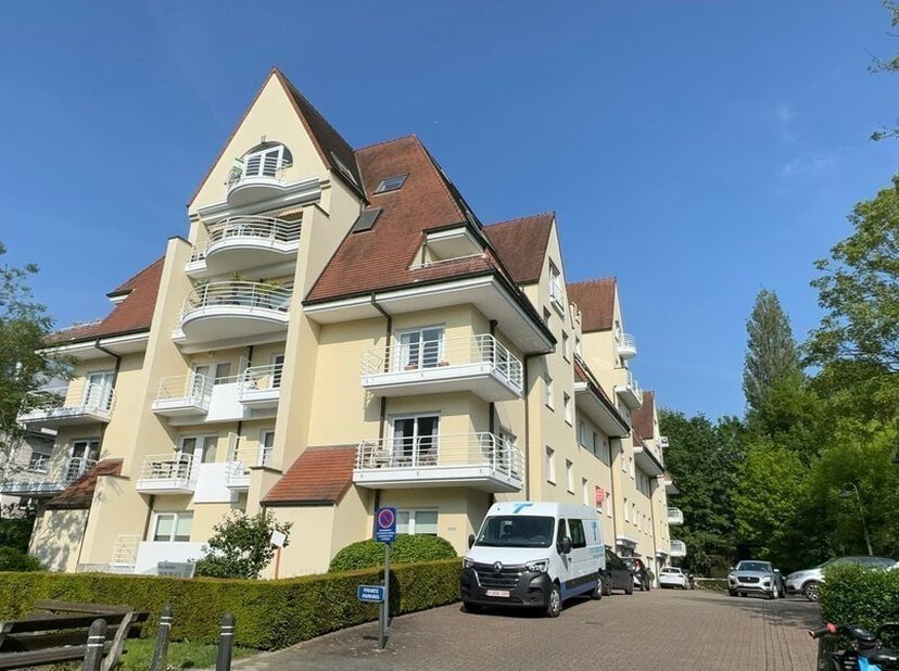 190m² ingedeelde en instapklare kantoorruimte met terras, berging in kelder en parking&lt;br /&gt;
Ligging: op een boogscheut van afrit E40 en R4, bushalte