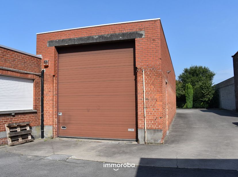 Goed gelegen magazijn van 200 m². Op totale opp van 1500 m². Inrijpoort van 3.5m hoog.&lt;br /&gt;
Het pand is voorzien van een bureau, kelder en toilet. Ve