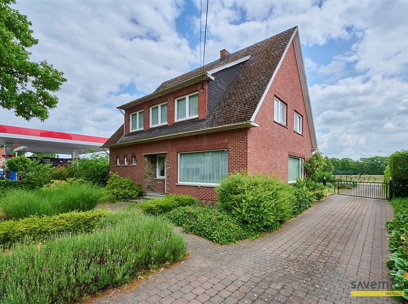 Bienvenue dans cette charmante maison située à Leopoldsburg. Cette maison spacieuse dispose de quatre chambres à coucher et d&#039;un terrain généreux de 1