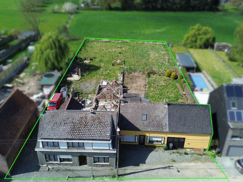 Opportunité unique pour investisseurs et développeurs : terrain de 2 200 m² avec plans approuvés pour 4 unités d&#039;habitation. Une maison jumelée et 3 m