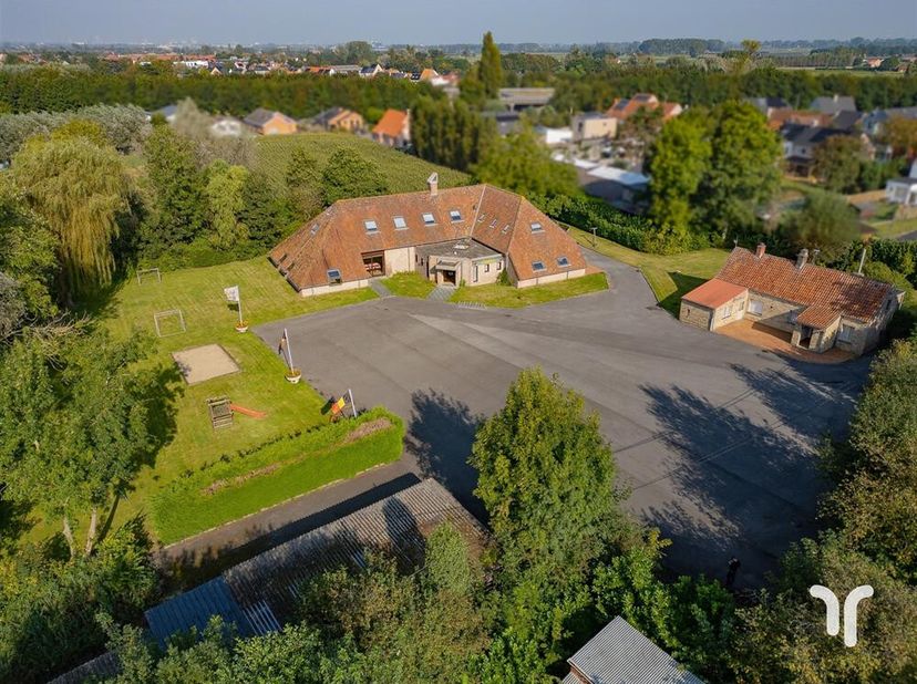 Te koop: Commercieel gelegen horecazaak met twee woongelegenheden&lt;br /&gt;
Ontdek deze aantrekkelijke horecazaak met een ruime feestzaal, omgeven door ee