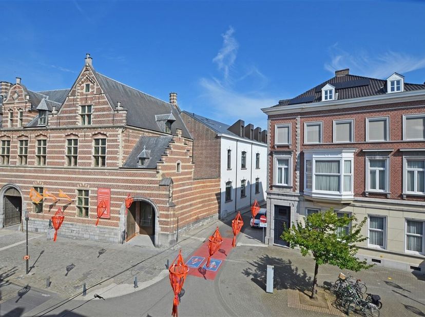 Dit historisch pand, opgetrokken in classicistische stijl, is gelegen in de binnenstad en grenst aan twee straten. De herenwoning is gelegen in de bin