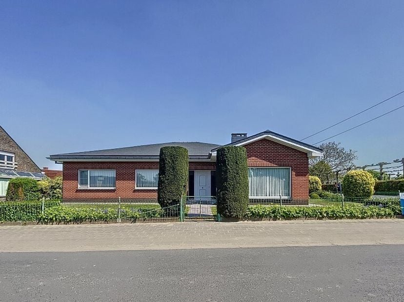 Welkom in deze ruime , lichtrijke gelijkvloerse woning.  De woning biedt niet alleen comfort maar ook de ruimte die u nodig heeft voor een fijn gezins