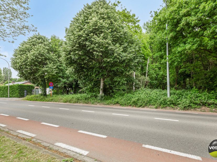 Deze bouwgrond voor een open bebouwing is gelegen aan de Ringlaan, een uitstekende locatie in het hart van Zolder. Vlakbij het gemeentehuis, winkels e