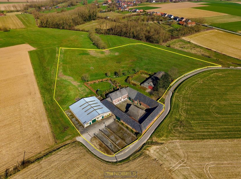 KARAKTERVOLLE VIERKANTSHOEVE/VOORMALIG BOERDERIJ te Brakel die zich bevindt op een UNIEKE LOCATIE, MIDDENIN HET GROEN, in een DOODLOPENDE STRAAT met V