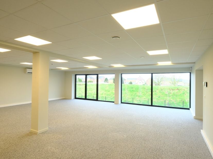 Dit nieuwbouw kantoorruimte van 129m² is gelegen op de eerste verdieping in het complex van Terpentijn.  Het beschikt over een aparte ingang met een b