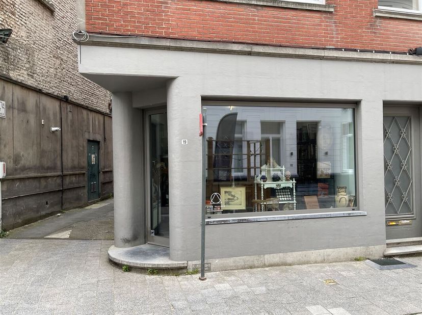 Mooi gelegen winkel/kantoor in het centrum van Kortrijk op 100 meter van de Grote Markt.  Winkel of bureel, toilet, keukentje, opslagplaats of bureel,
