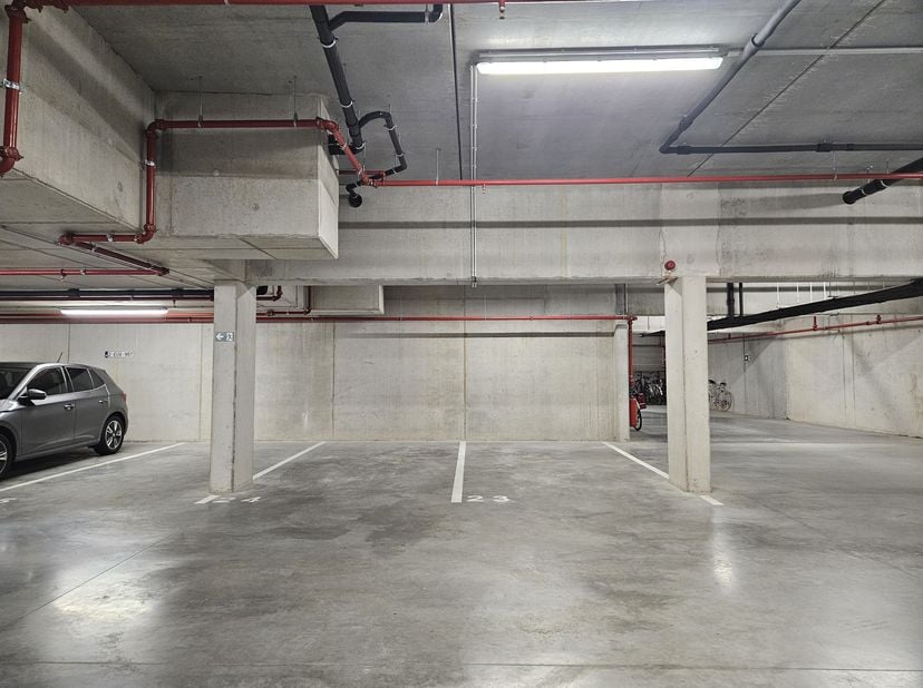 Ondergrondse staanplaats te koop in het parkeercomplex &#039;Gulden Roos&#039; te centrum Brugge. Het complex is bereikbaar via Rozendal en neemt uitgang van de