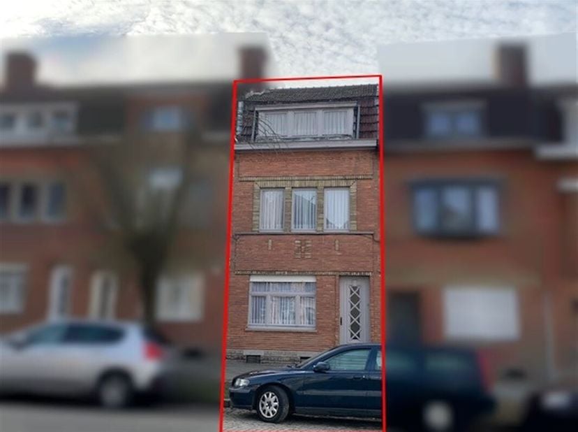 VENTE EN VIAGER&lt;br /&gt;
Proche du centre-ville, maison mitoyenne 3 chambres avec terrasse et jardin emmuré.&lt;br /&gt;
Le bien d&#039;une superficie de +/- 140 m²