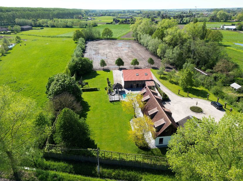 Magnifique ferme à seulement 15 minutes de Knokke, de la N49 en direction d&#039;Anvers et de l&#039;A11 en direction de Bruges/Bruxelles.&lt;br /&gt;
Plusieurs dépen