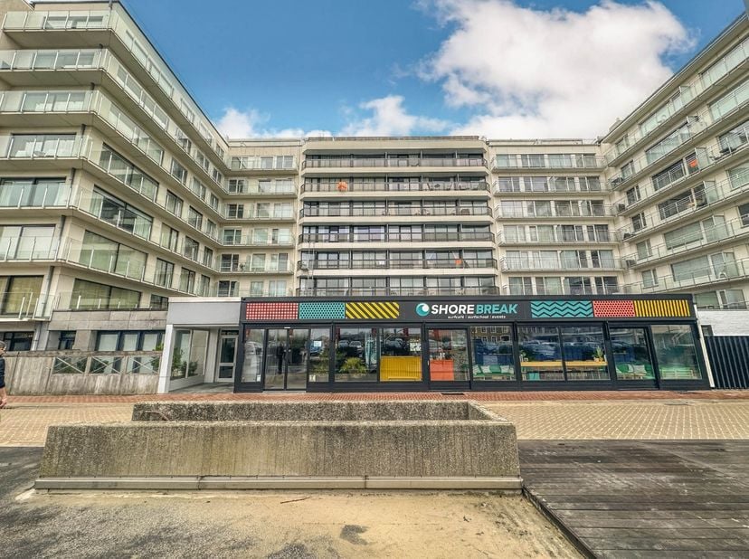 Cet appartement avec vue dégagée est idéalement situé sur la Ijslandplein, sur la plage d&#039;Ostdunkerque-bain et à distance de marche des magasins et de