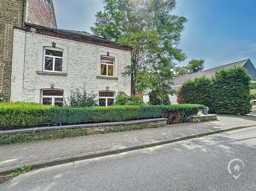 Vos Agences Condrogest Dinant vous propose cet ensemble immobilier comprenant 2 logements (maison + appartement) situé au cur d&#039;Hastière, à proximité