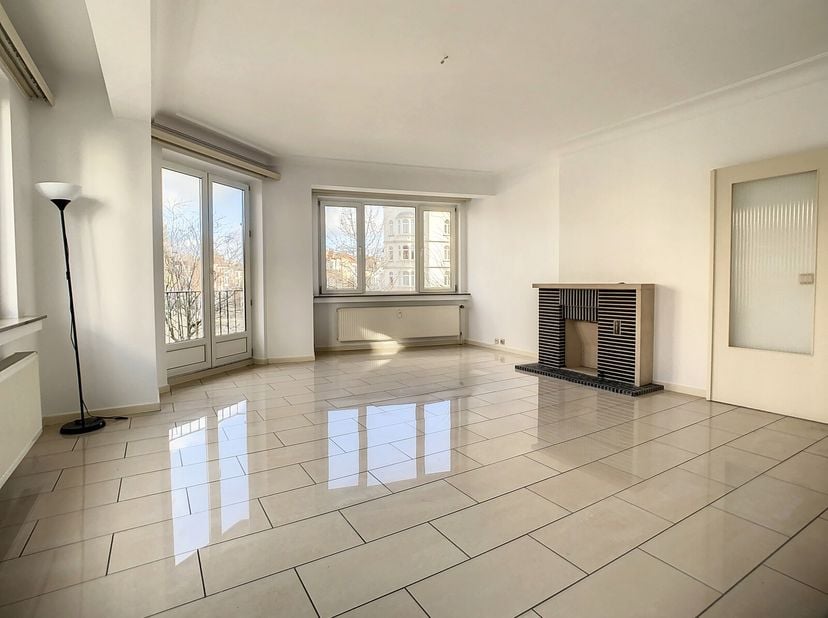 AUDERGHEM : Situé dans le quartier Saint Julien à deux pas du chant d&#039;oiseau, bel appartement deux chambres de +/- 78 m² (selon PEB). Il se compose co