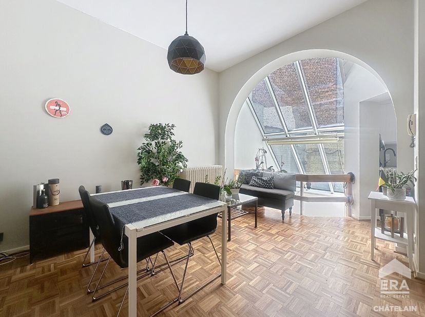 Situé dans le Quartier prisé de la Chasse à Etterbeek, ce duplex 2 chambres de 90 m² (surface brute) avec jardin vous séduira par ses espaces extérieu
