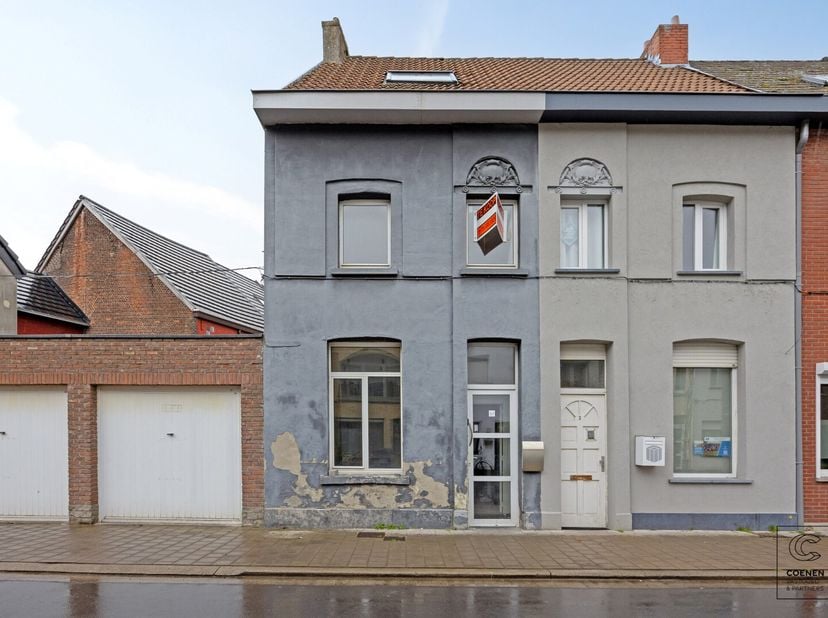Op te frissen, woning met 4a5 slaapkamers, op een geweldige ligging te Willebroek!&lt;br /&gt;
Indeling: gelijkvloers: inkomhal op laminaat. Dan passeert u