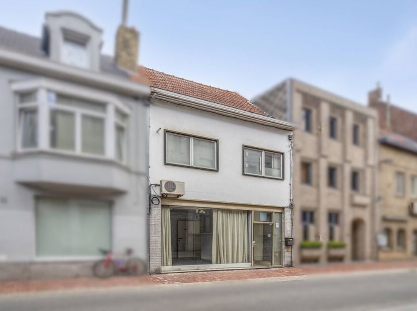In het bruisende hart van Roeselare vinden we deze te renoveren eigendom met een bewoonbare oppervlakte van maar liefst 208m². Dankzij de uiterst cent