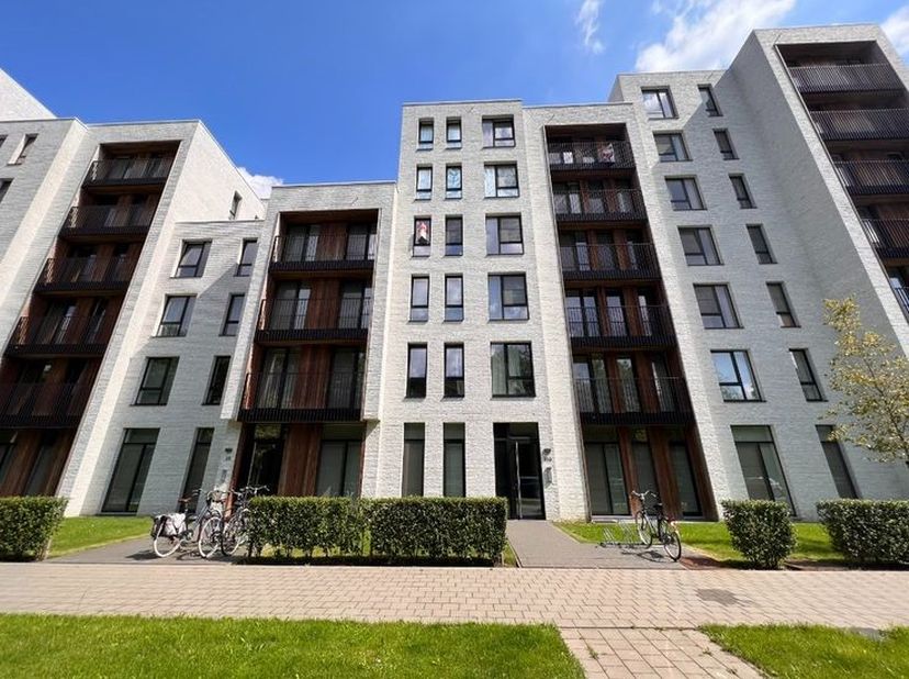 Dit energiezuinig en instapklaar appartement is gelegen in een nieuwe woonwijk binnen de grote ring van Hasselt, in de groene omgeving aan het Cederpa